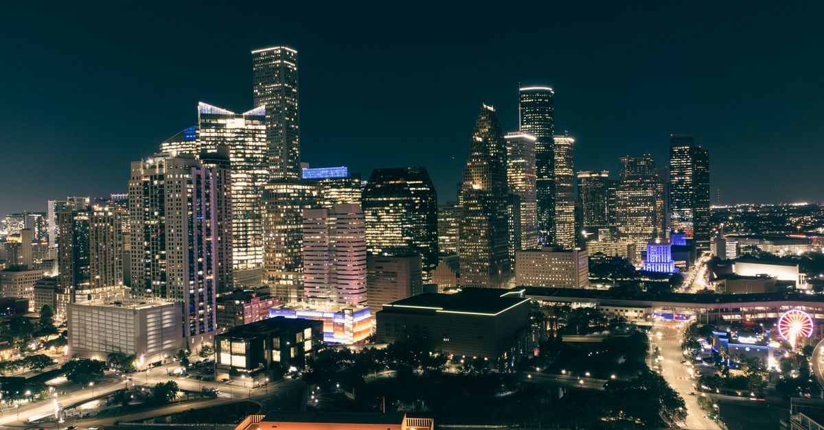Horizonte iluminado del centro de Houston de noche