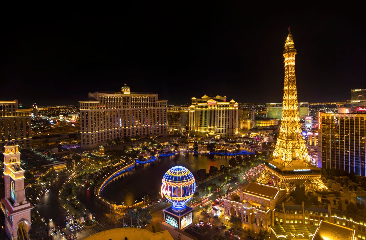El Strip de Las Vegas iluminado de noche con su torre Eiffel