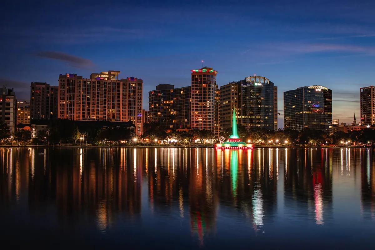 Horizonte de Orlando reflejado en el lago Eola al anochecer